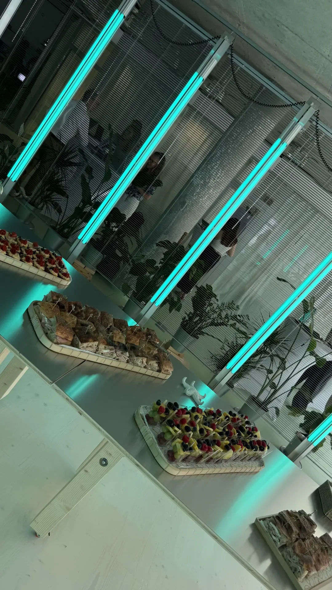 Catering pripravený pre hostí tlačovej konferencie v Studiu v meste