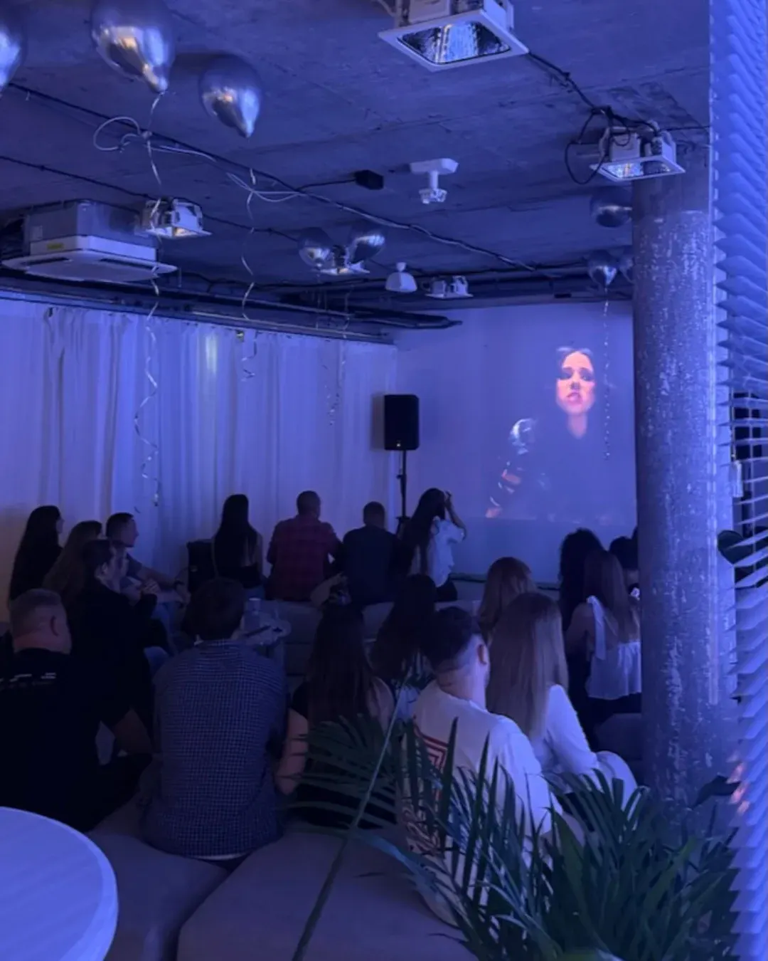 Hostia počas eventu v modernom eventovom priestore Štúdio v meste.