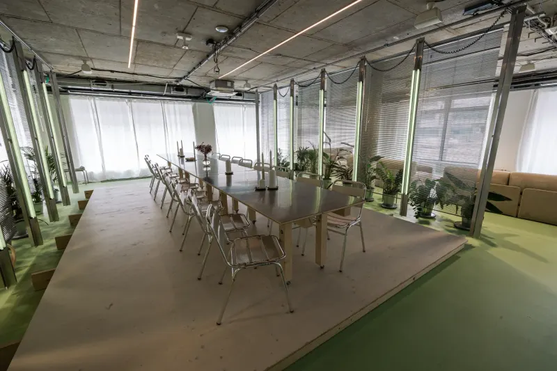 Studio v meste: modulárny eventový priestor v centre Bratislavy vytvorený pre kreatívne koncepty